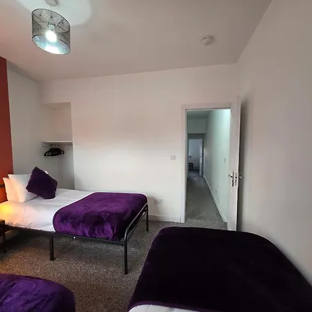 The Grand Four Bed Getaway- Sleeps 9-free On Street Parking Holiday home